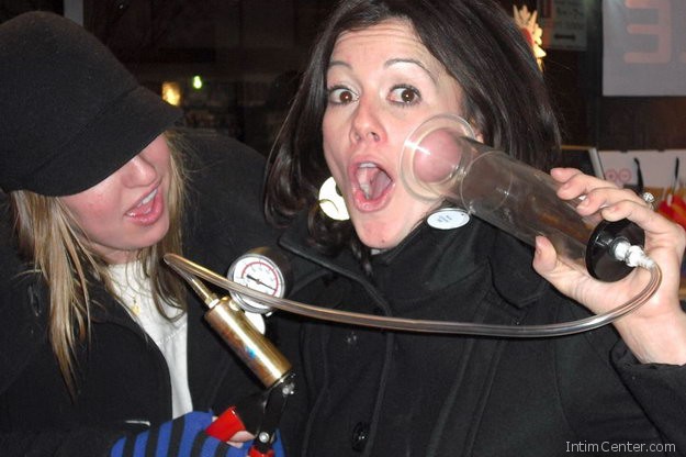 peniszpumpa_lanyok_kezeben